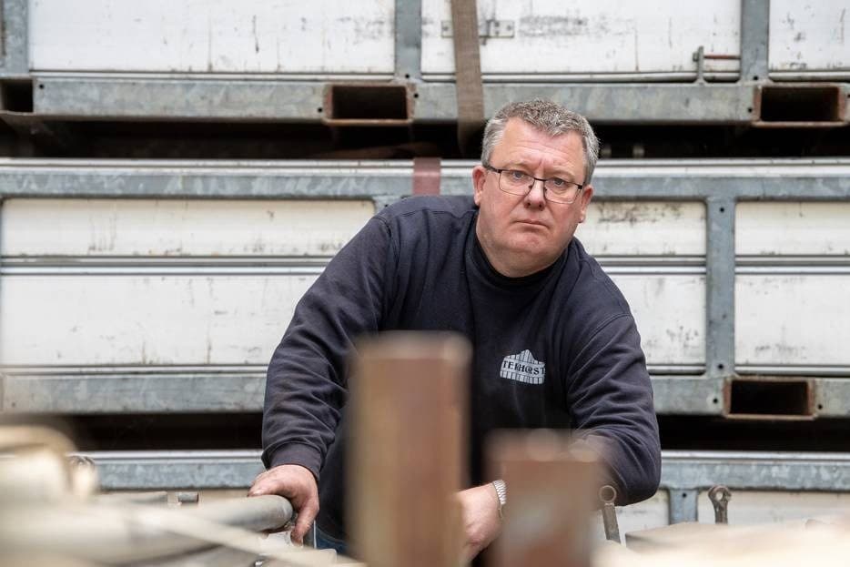 Ko ter Horst heeft door de coronacrisis zijn tenten in de opslag. ,,We houden alle werknemers betrokken bij de zaak. Ze komen elke maandag even een uurtje langs. Voor een bakkie koffie en een praatje.’’ Foto: Frank Uijlenbroek/AD.