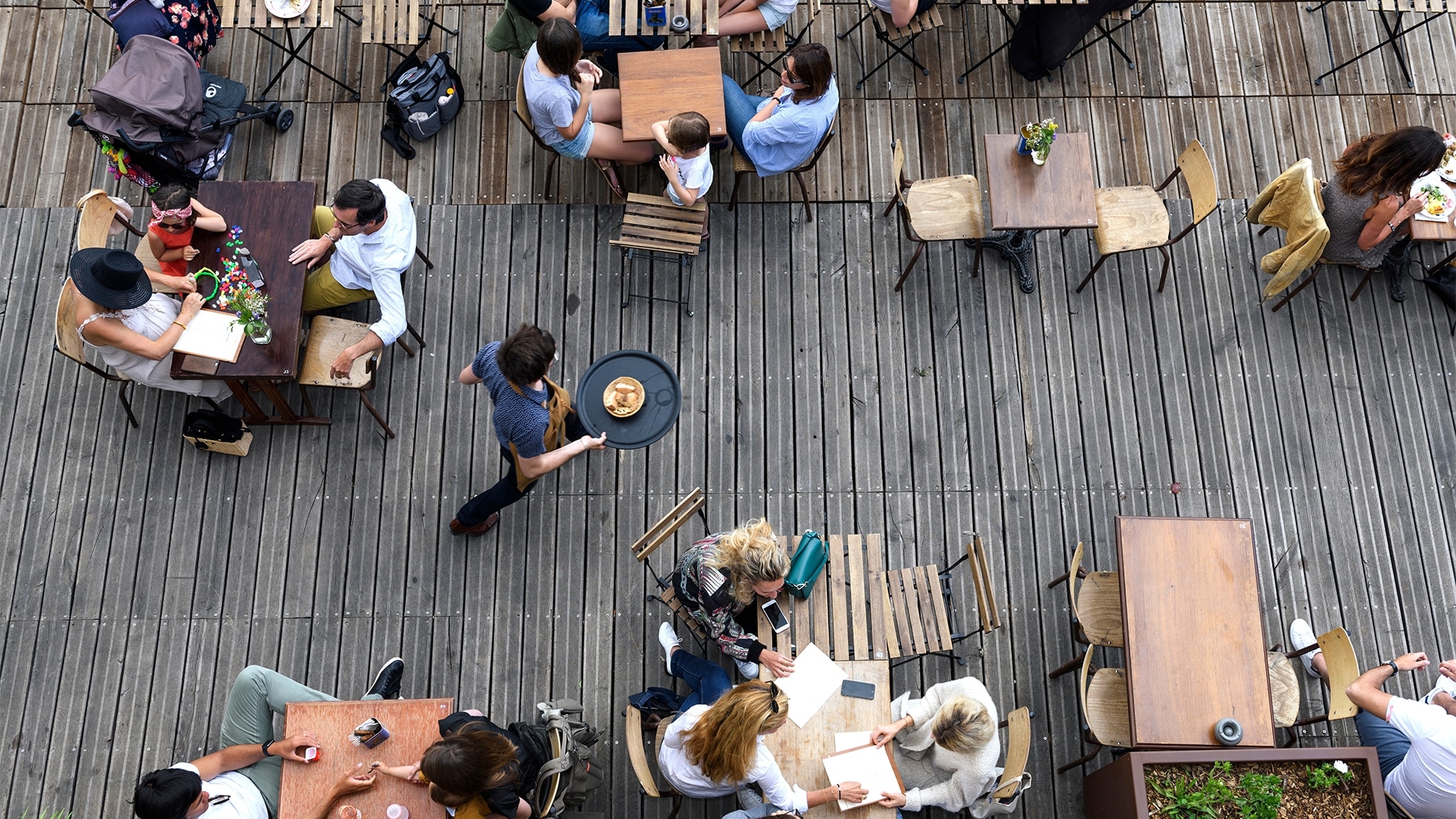 Ook jongeren zonder ervaring zien de horeca als een aantrekkelijke branche om in te werken. Foto: Shutterstock.