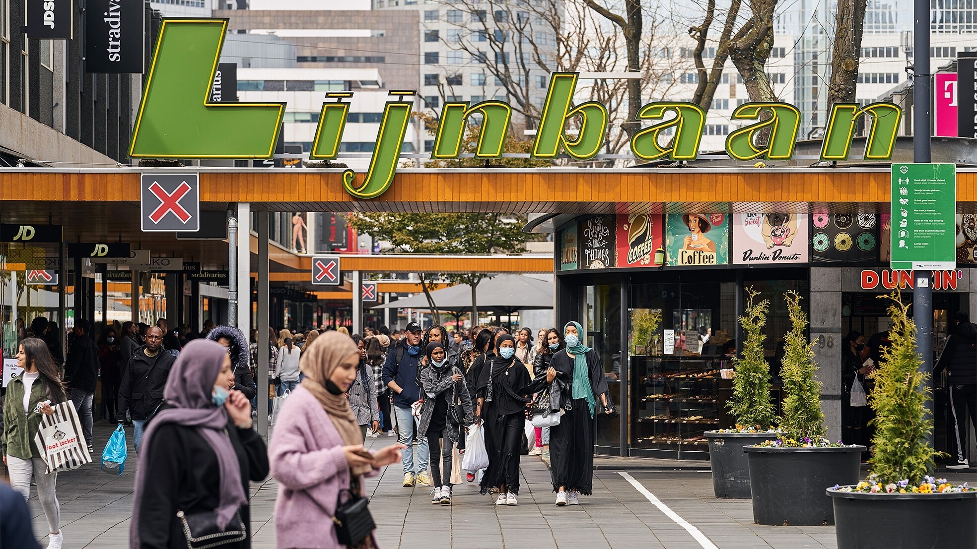 Winkelende mensen woensdag 28 april op de Lijnbaan in Rotterdam. Foto: ANP