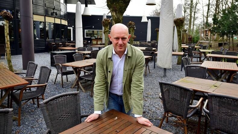 Koen Bakker van het Roosendaalse restaurant Het Hooihuis: ,,Het is 'open' met hele kleine letters, want er zitten zoveel restricties aan." Foto: Pix4Profs / Peter van Trijen