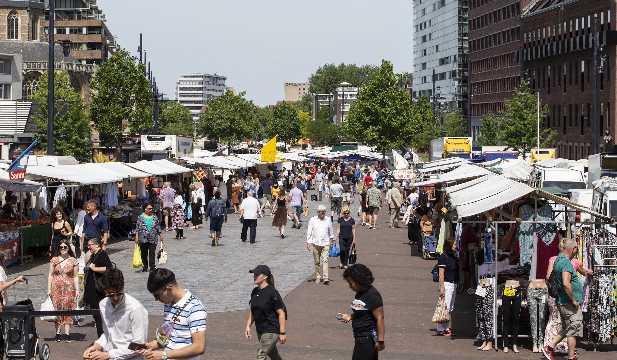 De markt aan de Binnenrotte in Rotterdam toen die in de zomer van 2020 weer helemaal open mocht. Foto: ANP