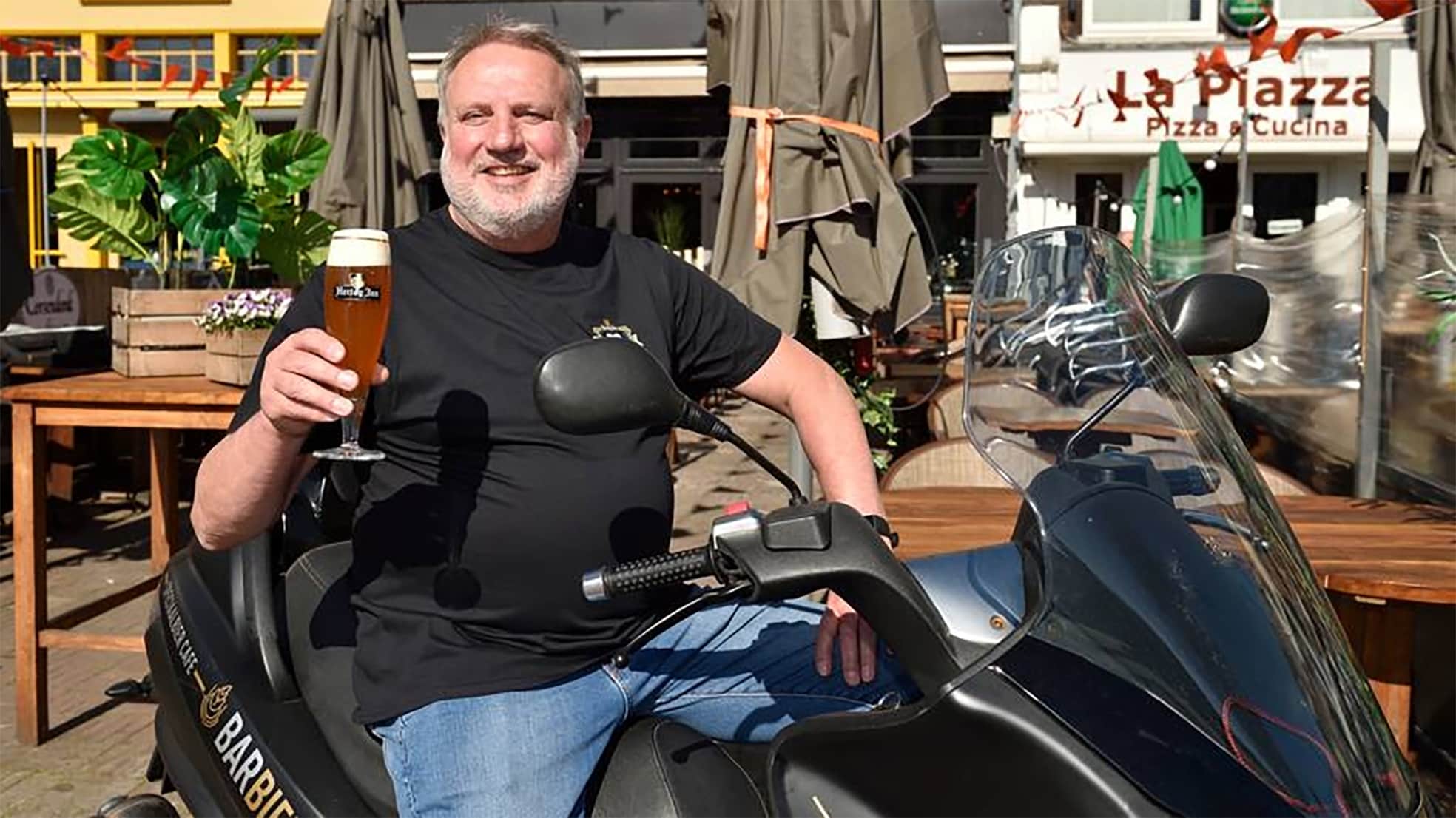 Ton Vergeer van BarBier met het biertje Weerzien. Foto: Pim Mul