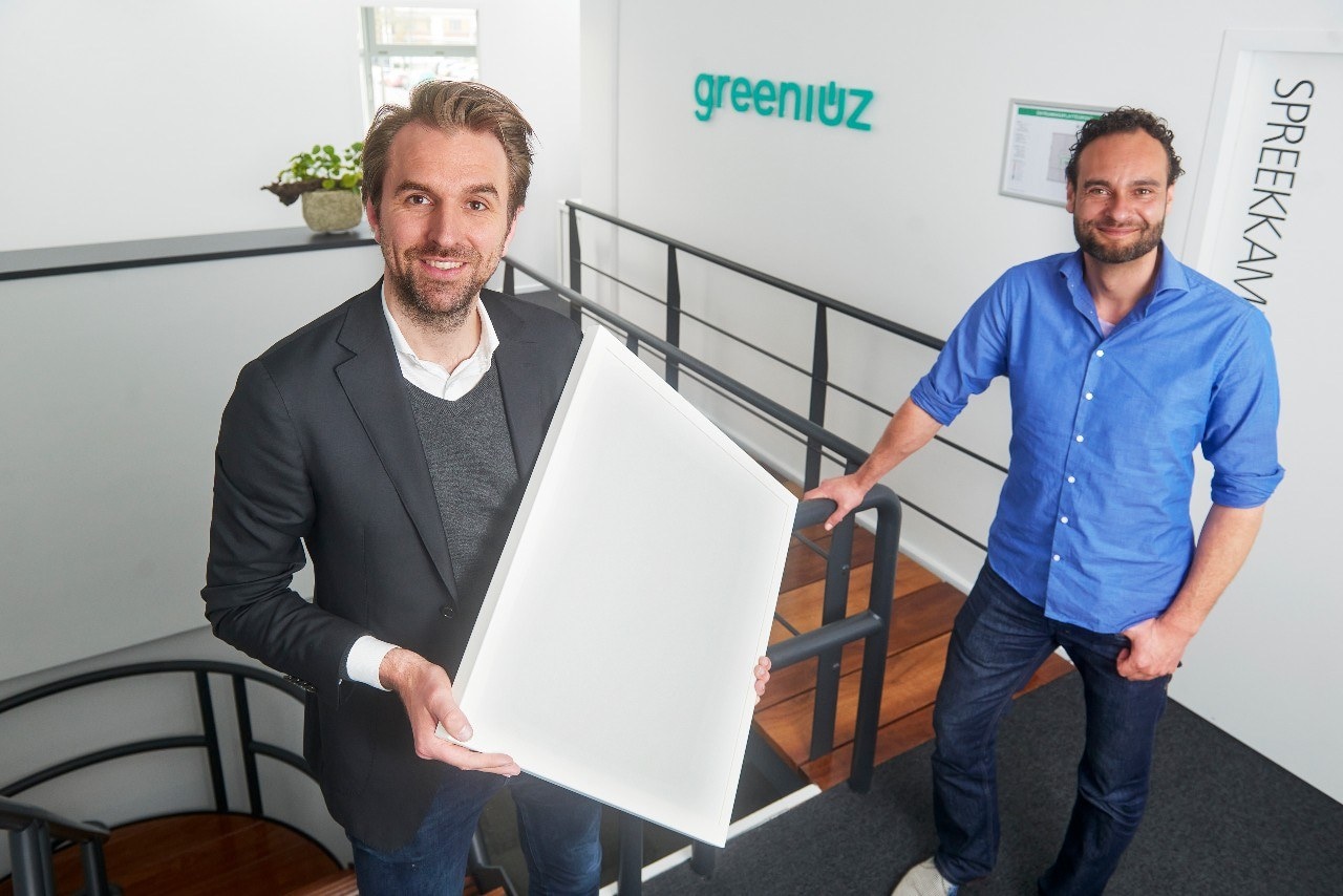 Dirk Bellemakers (links) en Pieter Lapré tonen een infraroodpaneel waarmee Greeniuz een alternatief biedt voor de warmtepomp. Foto: Van Assendelft