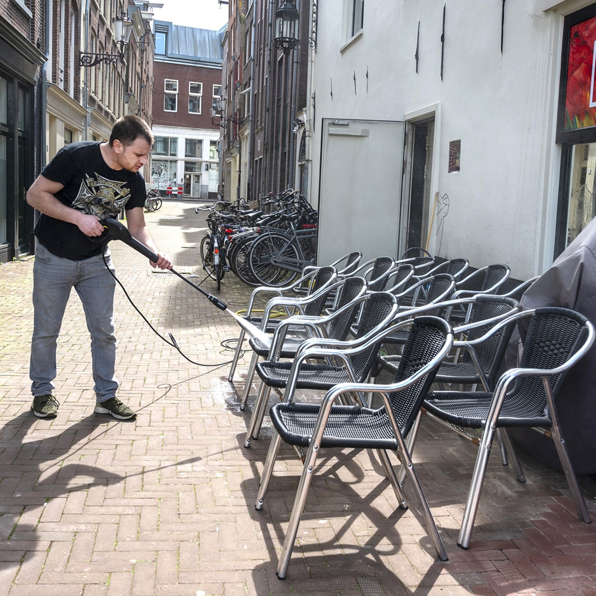 het is zover terrassen open winkelen zonder afspraak en avondklok passe