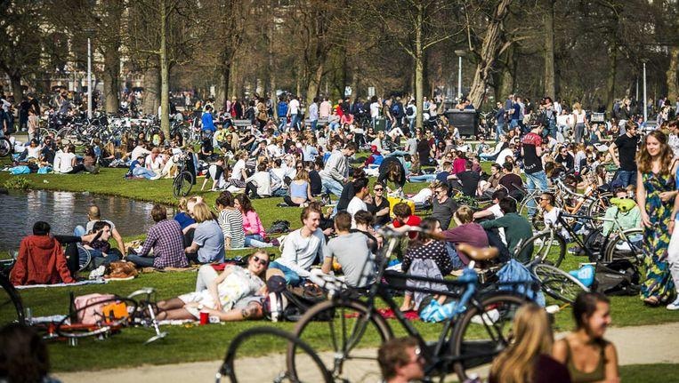 Drukte in het Vondelpark in Amsterdam. Foto: ANP.