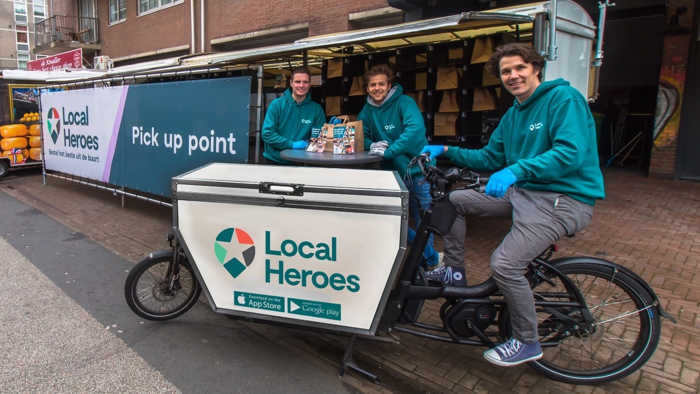 De medewerkers van Local Heroes brengen de bestelling tegen een klein extra bedrag bij de consument thuis. Foto's: Local Heroes