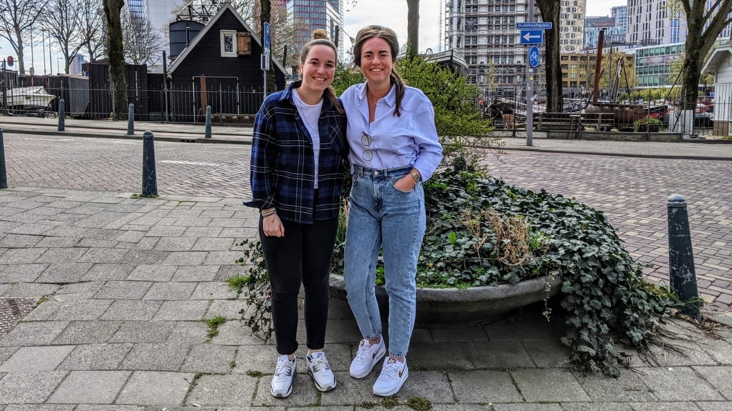 Fleur en Charlotte Melkert willen met hun certificaten 'extra awareness' creëren voor discriminatie op de arbeidsmarkt. Foto: Equalture