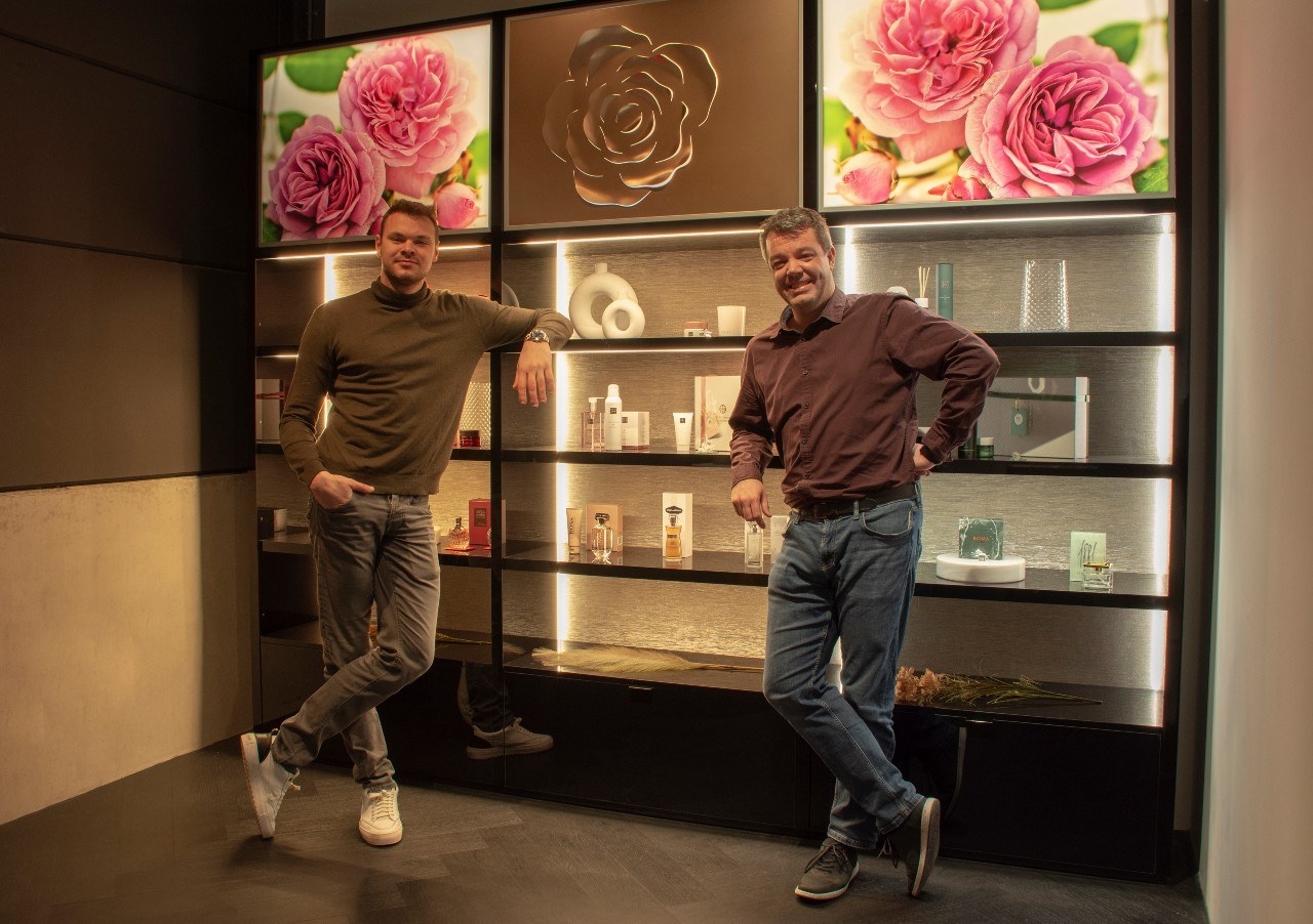 Sander Wiggers en Chento Didden, de experts achter het Limburgse Summa-Systems. ,,Het heeft in totaal bijna een jaar van uitleggen, bewijzen en valideren gekost, waarna het onderhandelen door slimme juristen begon, voordat Lumileds met ons in zee ging. Summa-Systems heeft het patent op het besturingssysteem, de AI-toepassing én onze gedachtegang hoe wij dingen slimmer kunnen maken.” Foto: Pascal Brouwers.,