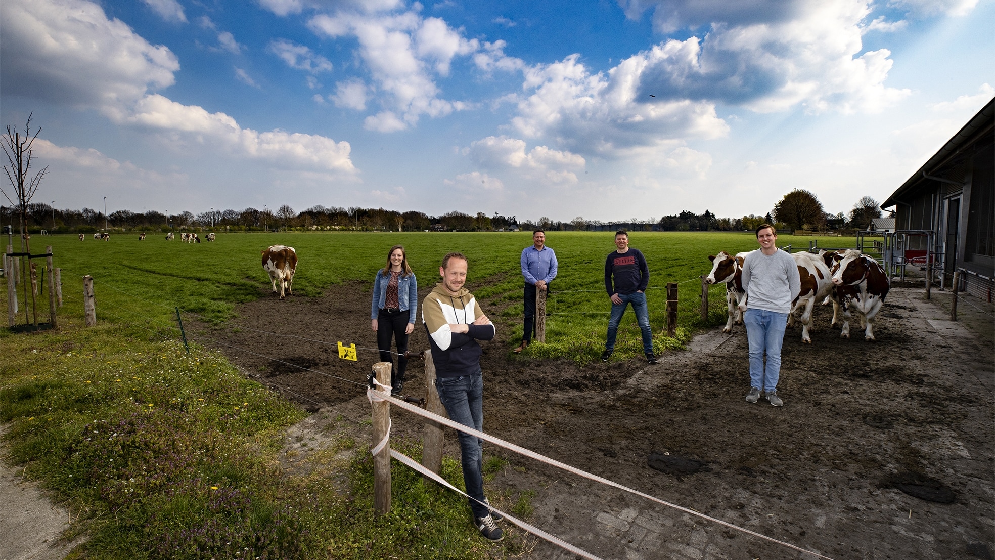 Het team dat is geformeerd rond melkveehouder Peter van den Broek (voorgrond). V.l.n.r.: Leonie Bijen, Peter van Kruijsdijk, Rob Huinink en Pieter van Stockum. Foto: Rene Manders