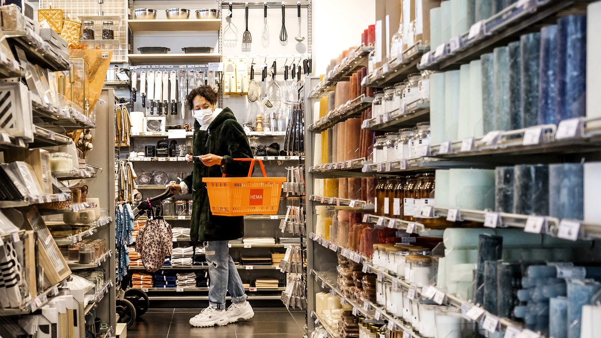 Een klant in een Amsterdams filiaal van HEMA. Foto: ANP