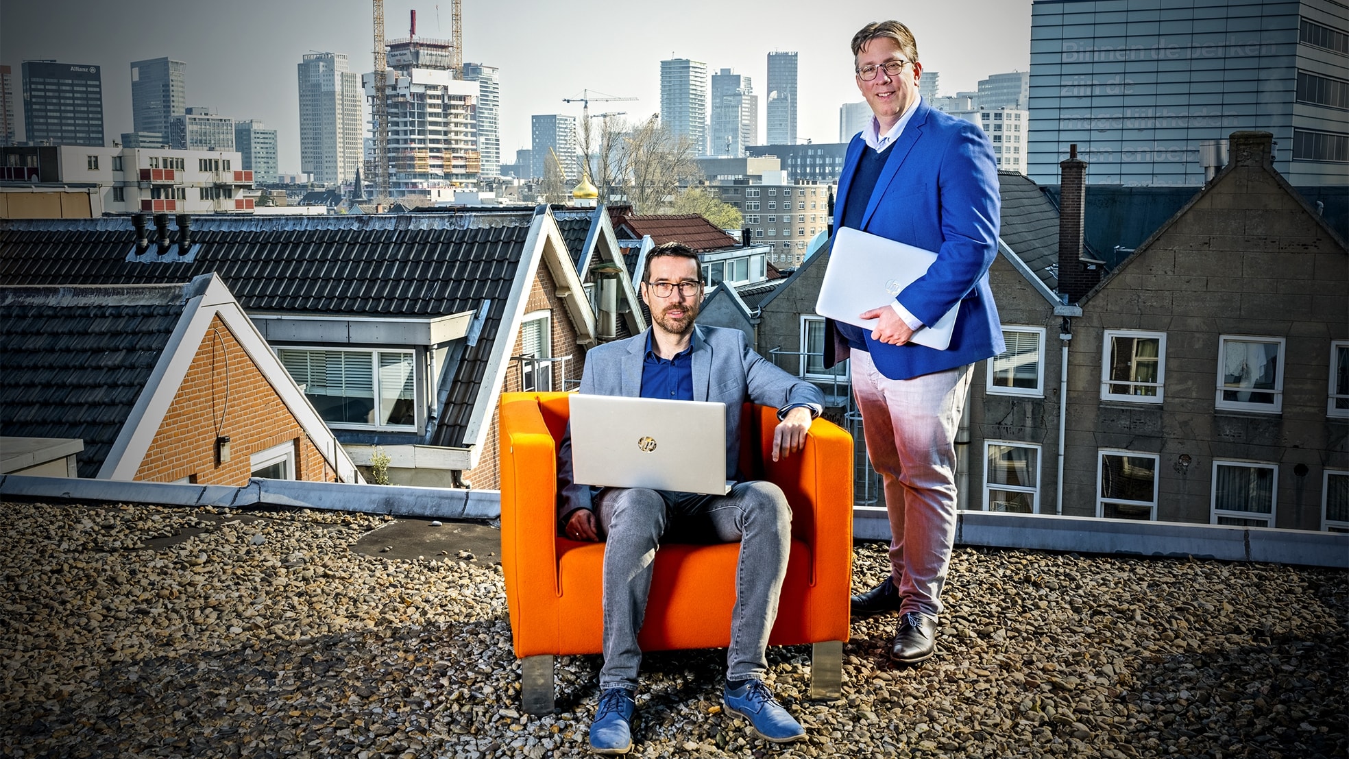 Chris Stuij van Oranje IT (rechts) met zijn zakelijke partner. Ze helpen het mkb cyberaanvallen afslaan. Foto: Frank de Roo