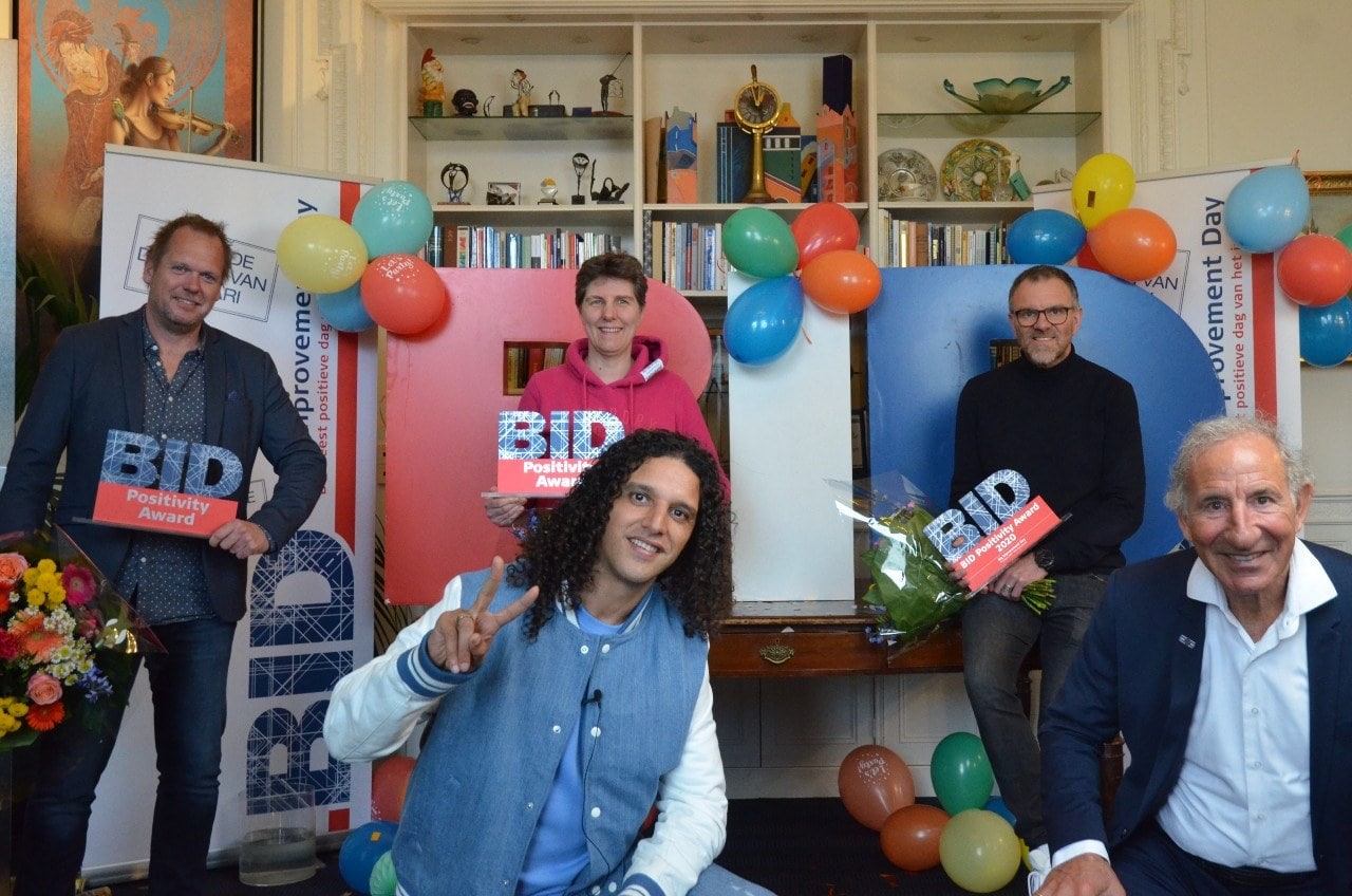 SVH-directeur Ricardo Eshuis, links achter, ontvangt de BID Positivity Award uit handen van juryvoorzitter Ali B.