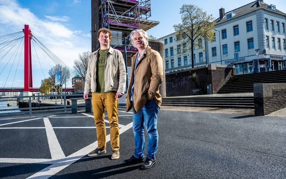 Hans Mosselman (rechts) en Wietse Sennema van A La Plancha. Achter hen het hoekpand dat met ‘buurtaandelen’ is aangeschaft. Foto: Frank de Roo