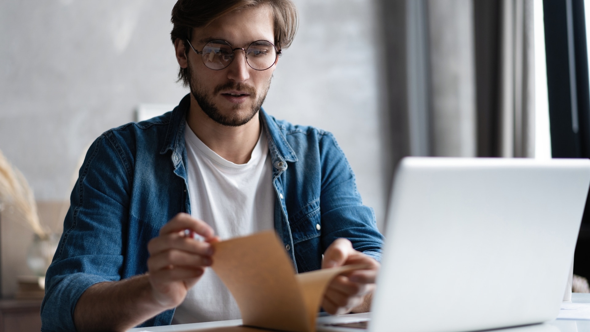 Eén op vijf werknemers zag in 2020 (vrijwel) niemand tijdens het werk: ,,Mensen raken geïsoleerd.'' Foto: Shutterstock