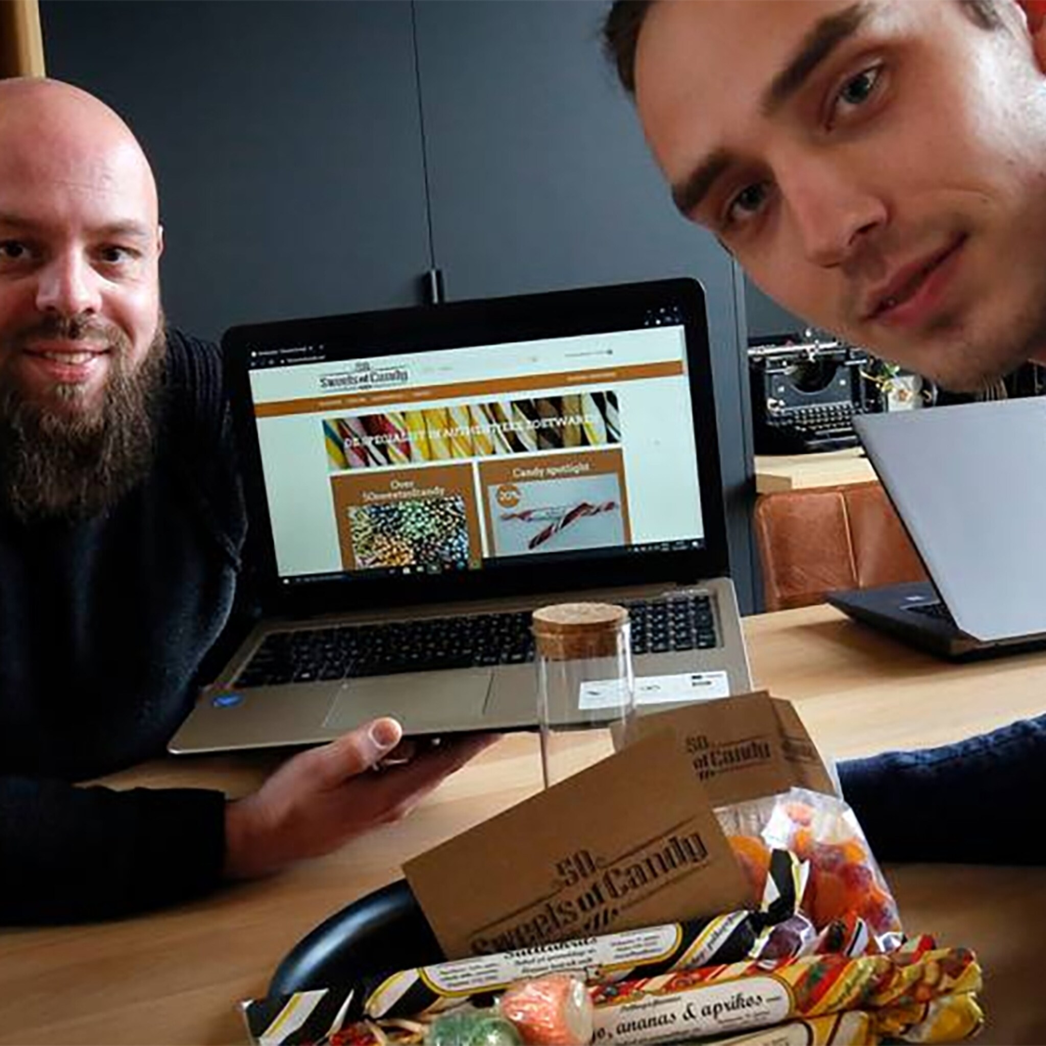 wesley en robert beginnen webshop in authentiek snoep wie lust dat nou niet