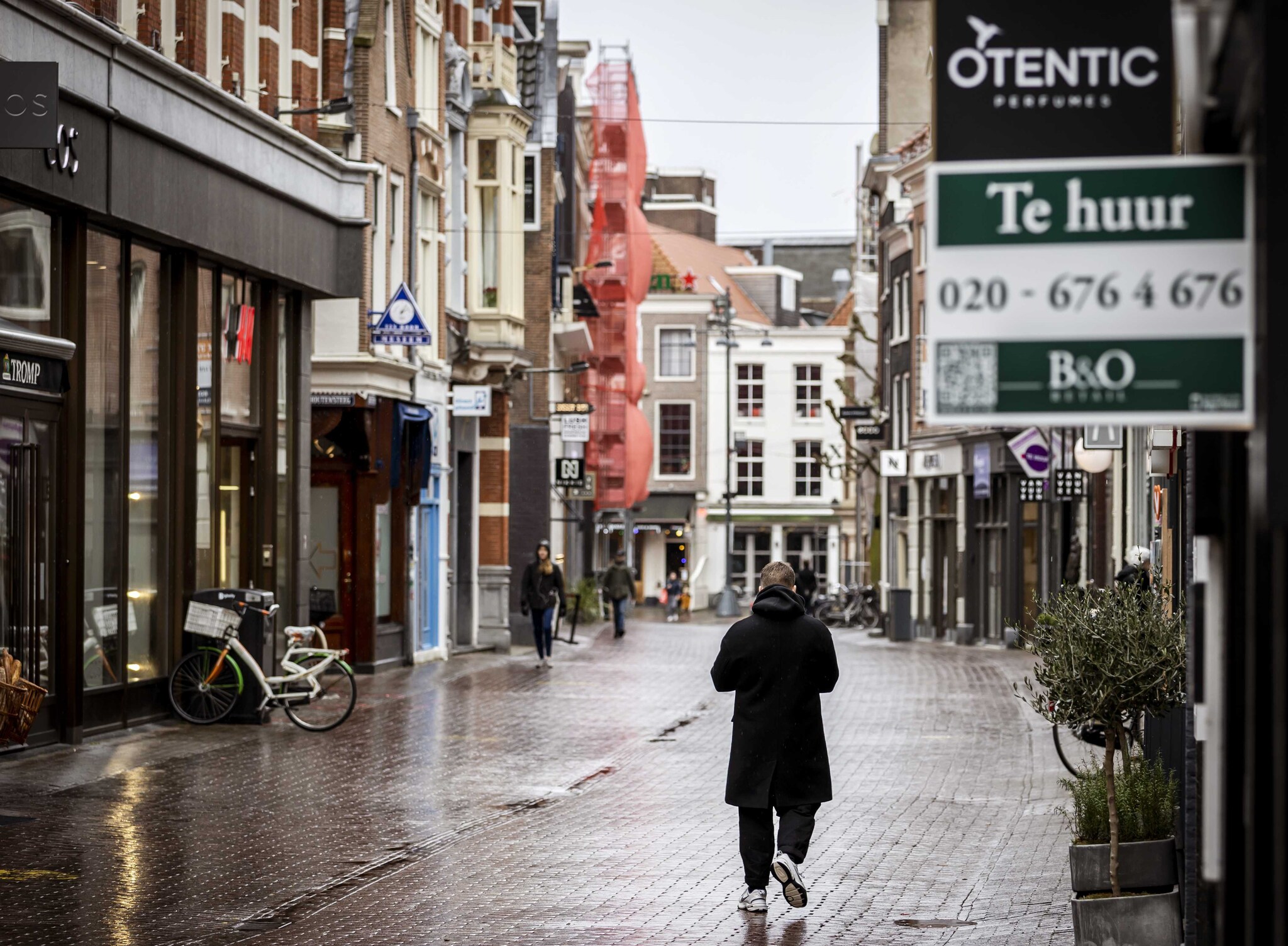 Naast een financieel tienjarenplan stelt Meerman de vraag: willen we nog een stad- of dorpshart hebben, waar mensen samenkomen? Volgens hem is rond het centrum (hier in Haarlem) honderdduizenden vierkante meters winkelvloer beschikbaar voor wonen. Foto: ANP.