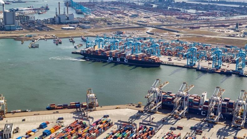 De MSC Rifaya is het eerste schip uit de Suezfile dat de Rotterdamse haven bereikte. Foto: Peter Bakker