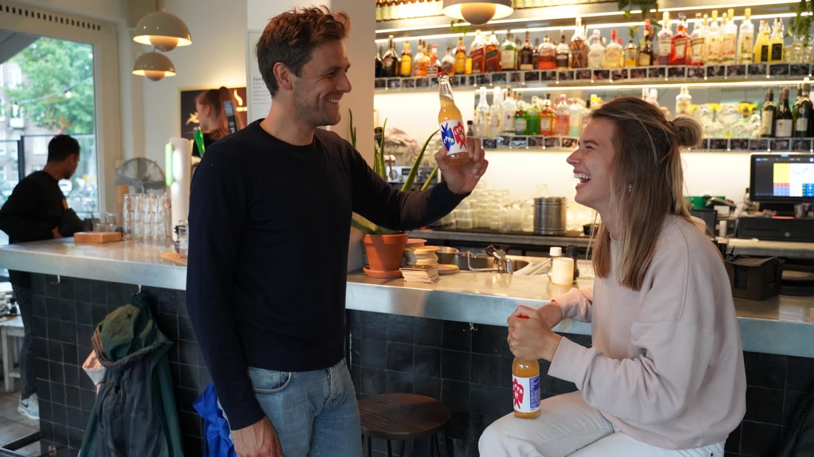 Rutger Homan en zijn partner Liselotte van der Lugt in Bar Spek, de Amsterdamse horecagelegenheid die hun frisdrank Leppa verkoopt. Foto's: Leppa.