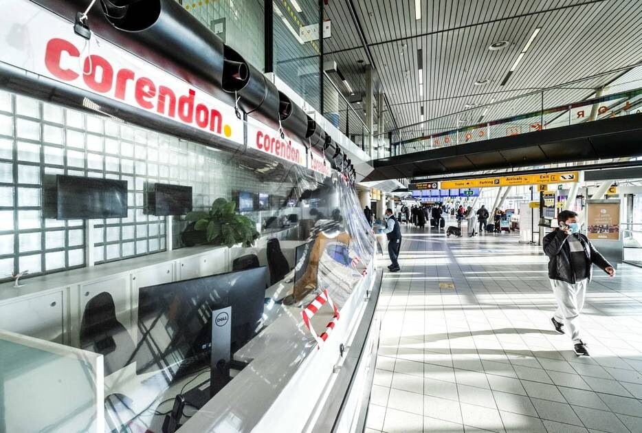 De balie van Corendon op Schiphol Foto: EPA