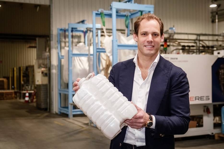 Paul Harkema in de fabriek van Pet Innovators, waar kunststof producten zoals flessen voor zelf te vullen jus d'orange in de supermarkt en andere verpakkingen worden gemaakt. Foto: Marlies Wessels