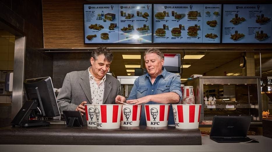 De Nederlandse KFC-grondleggers Ron (links) en Michel de Kok staan voor even weer achter de counter. Foto's: AD/Jan de Groen