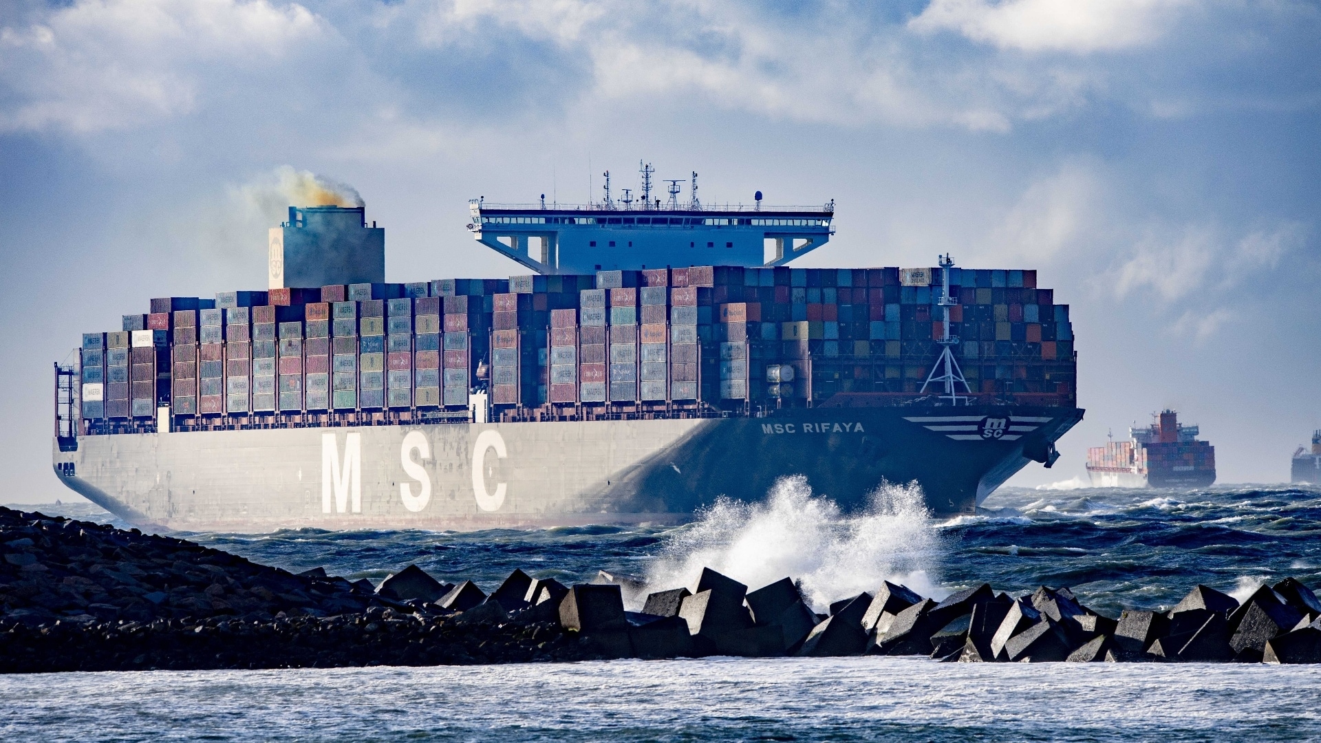 De MSC Rifaya was het eerste schip dat uit de file in het Suezkanaal in Rotterdam aankwam. Door de vertraging van de schepen is in meerdere bedrijfstakken al schaarste ontstaan. Foto: ANP