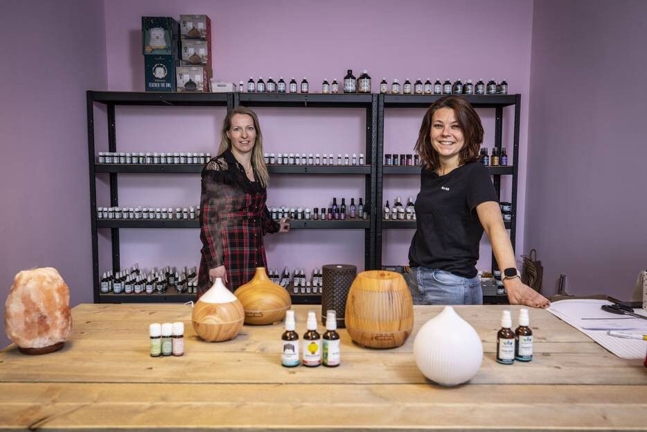 Maud Wiefferink (rechts) en Elke Rödel gaan als een speer met hun webshop Pure by Me. Foto: Robin Hilberink
