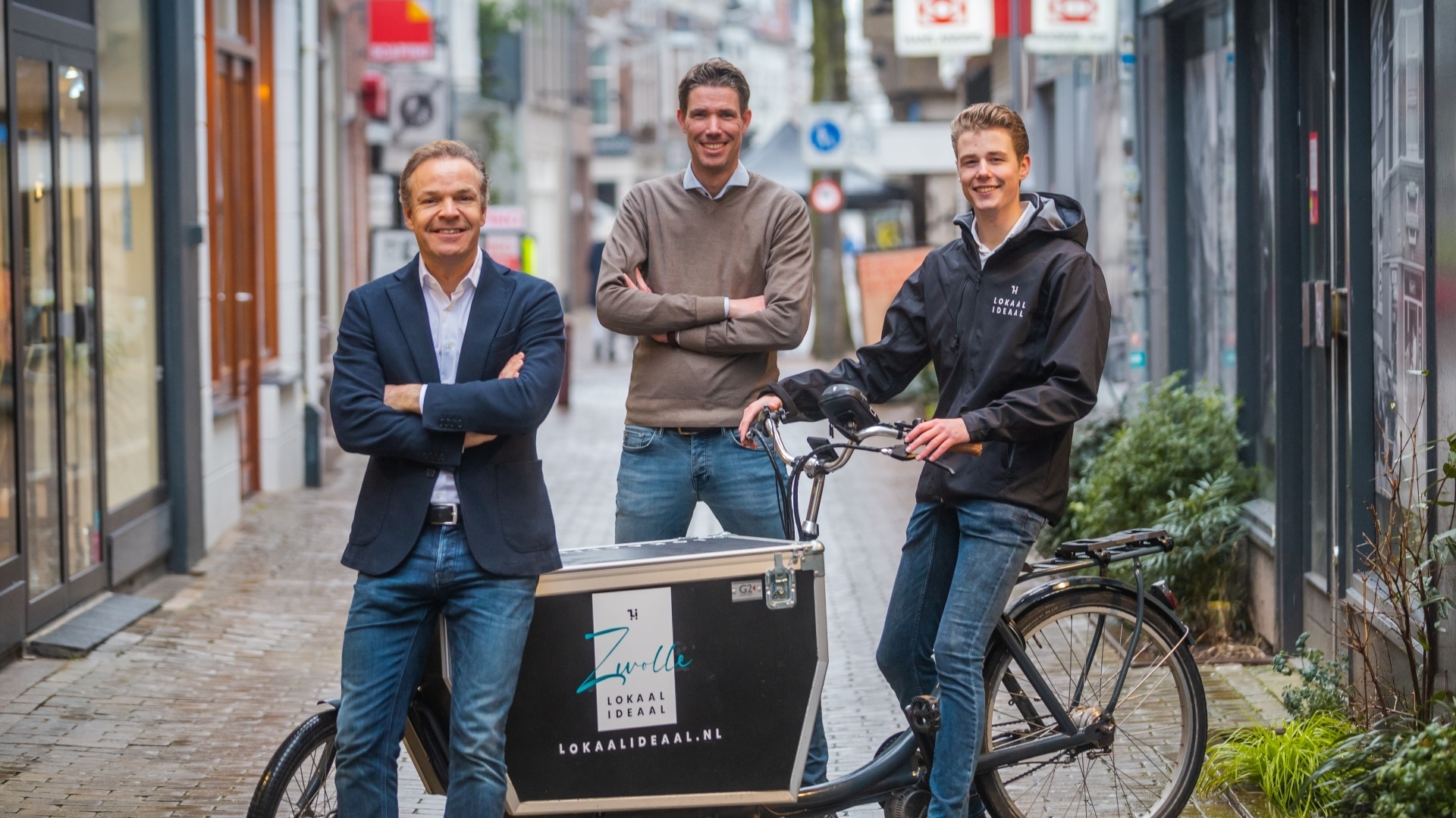 Het team achter Lokaal Ideaal: Meynald Weerman, Maarten Zijlstra en bezorger Aron. Foto's: Lokaal Ideaal.