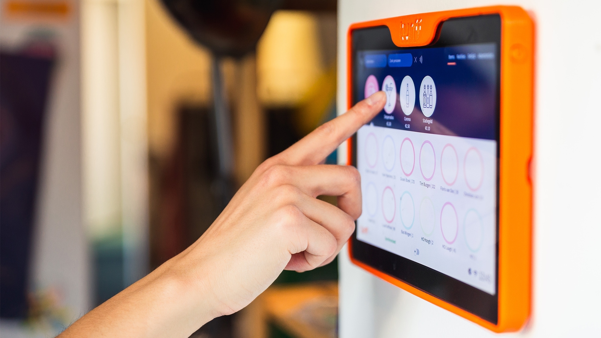 Met de Turff-tablet kunnen alle uitgaven digitaal worden bijgehouden. Foto's: Turff