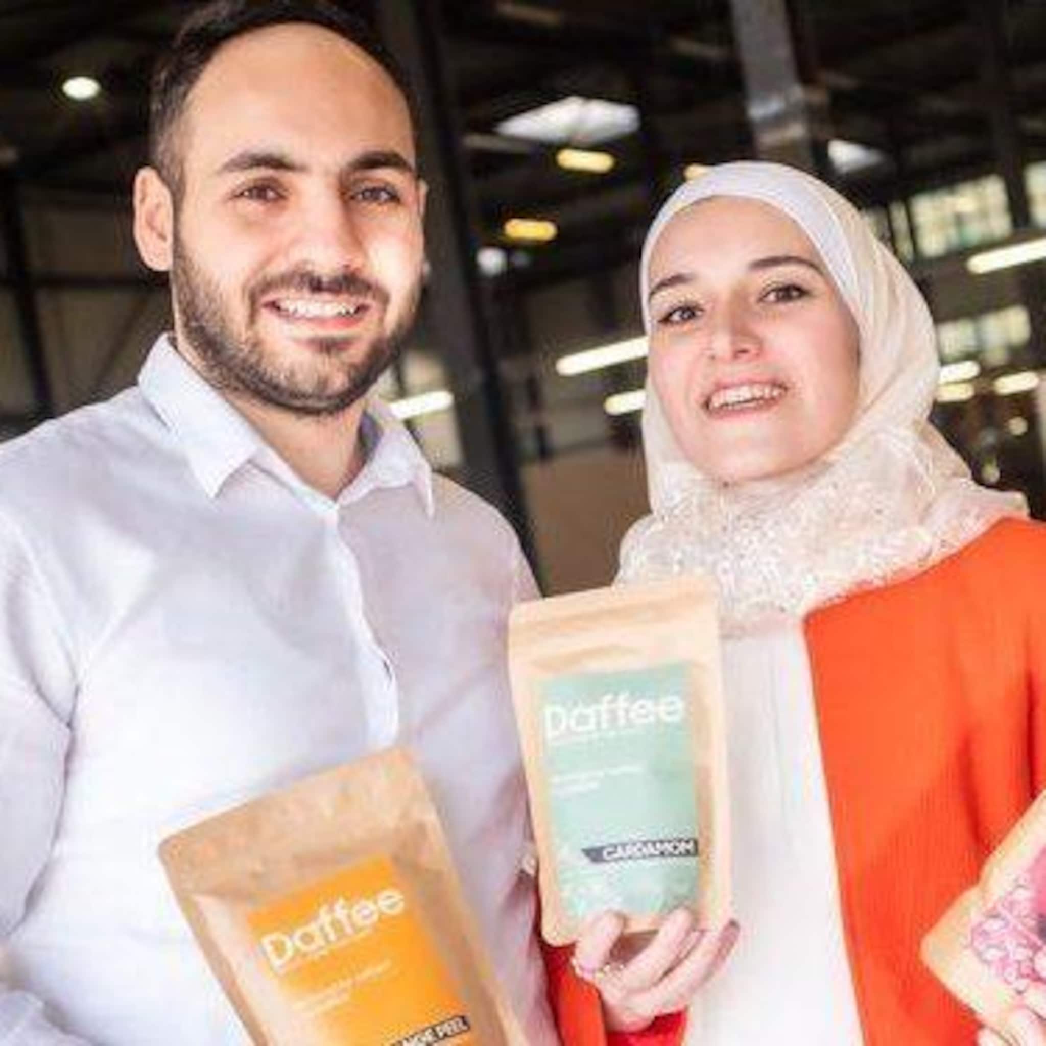 dit stel vluchtte voor de oorlog in syrie en heeft nu een bedrijf in dadelkoffie
