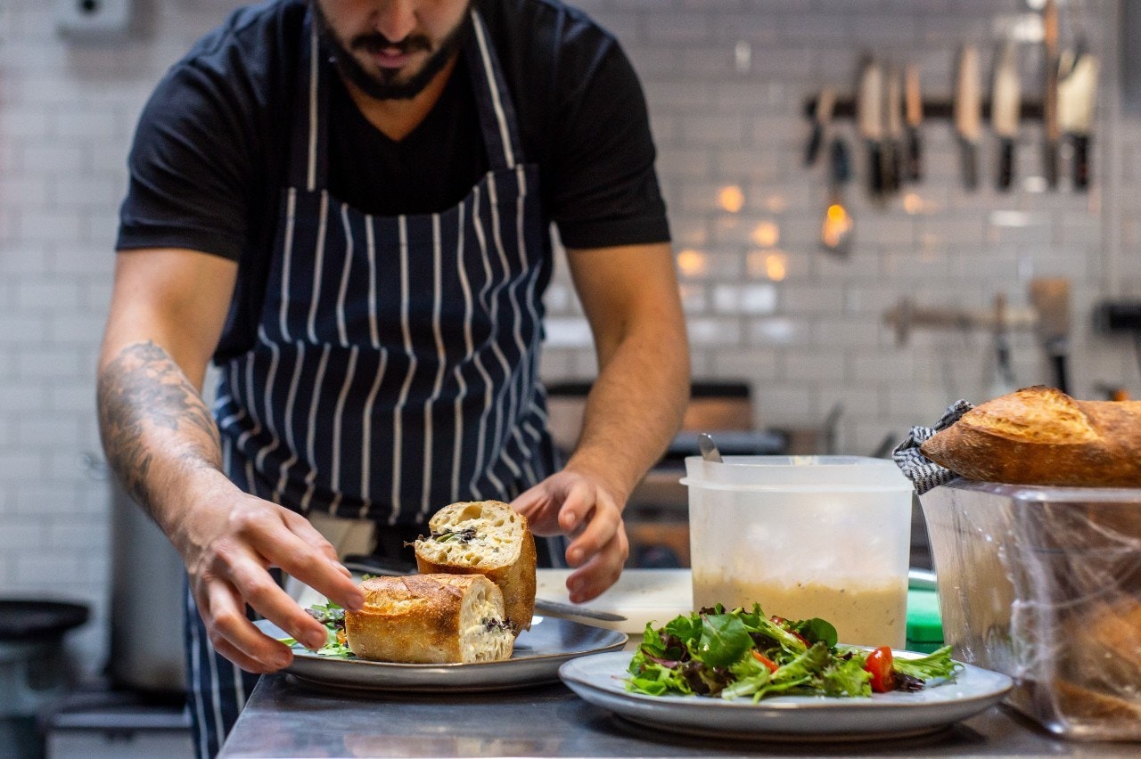 UWV erkent dat horeca juist moeite hebben om goede koks te vinden. Foto: Unsplash