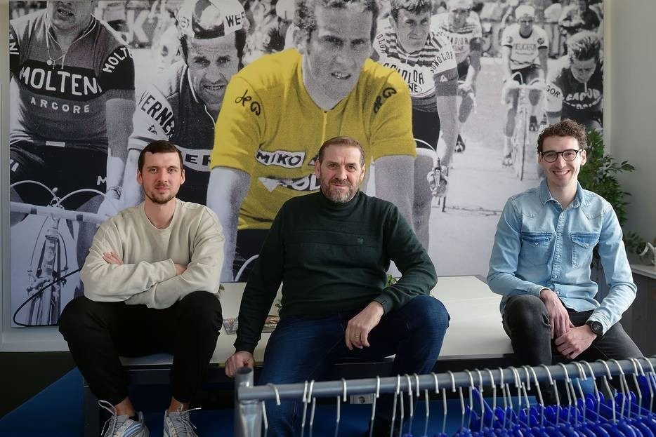 Michael (l) en Melvin (r) Wagtmans namen Rogelli in 2018 over van hun vader Marijn (midden). Hun opa Rini Wagtmans (op de foto op de achtergrond) legde het fundament van het familiebedrijf. Foto's: Peter van Trijen/pix4profs