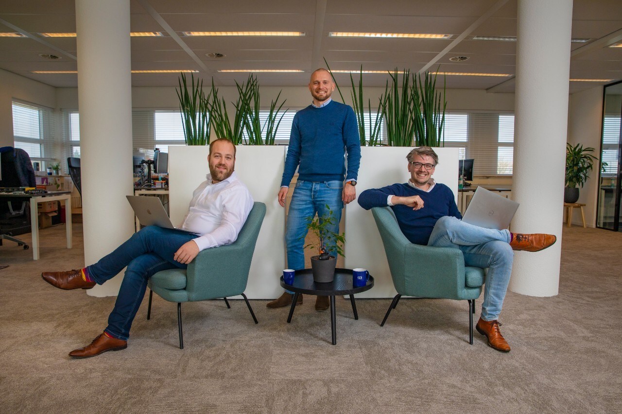 Rick Koenders (staand), geflankeerd door mede-eigenaren Bram Wenting (links) en Kamiel Niezink: ,,Wij zijn geen zolderkamer-nerds." Foto: Rob Voss