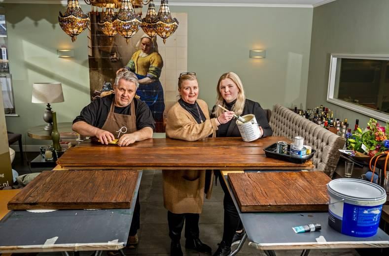 De lockdown is aangegrepen om het restaurant flink op te frissen en van een verse lik verf te voorzien. Foto: AD/Frank de Roo.