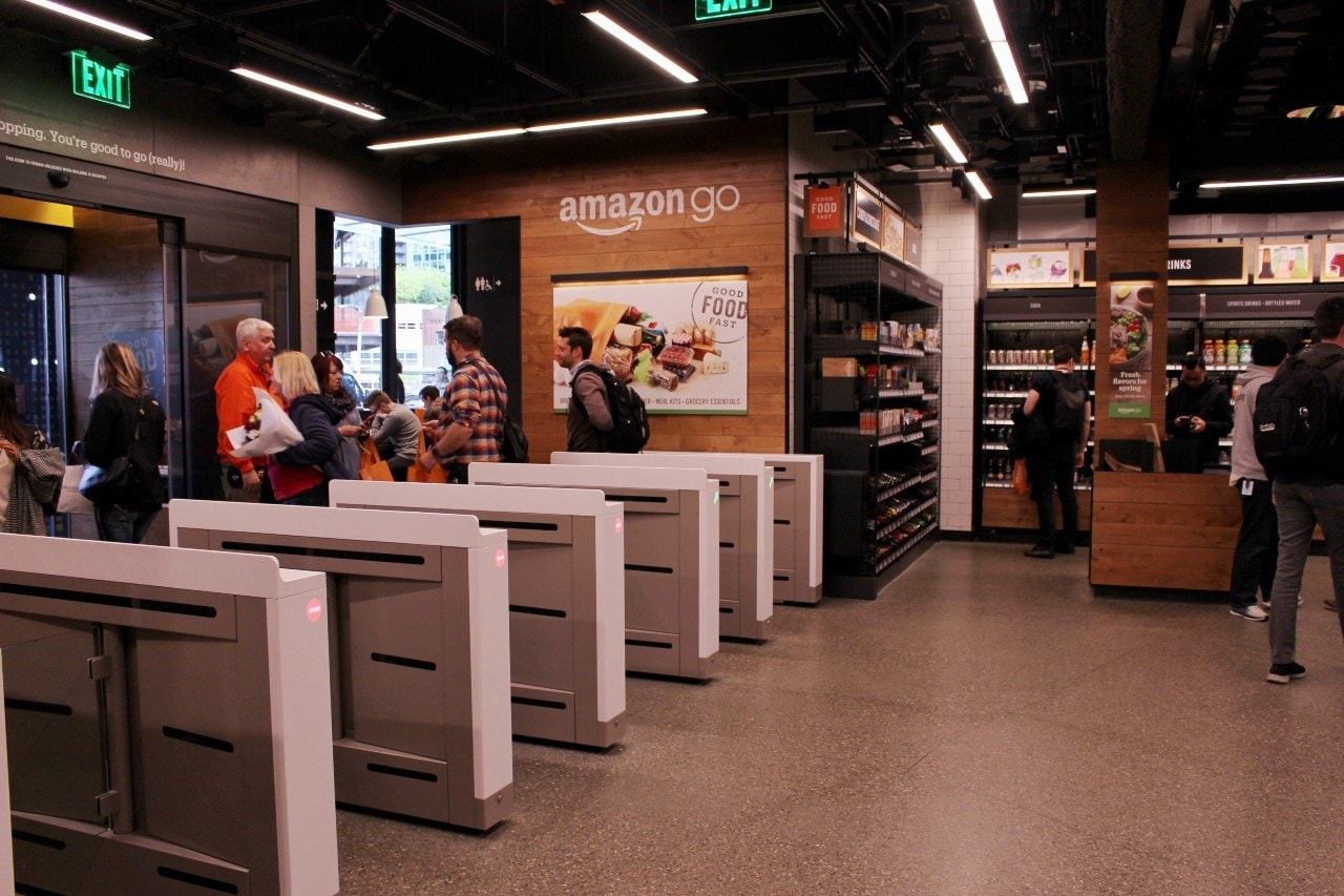 'Vóór corona lag de focus op gepersonaliseerde winkelervaringen en die gaat nu samen met de behoefte om veilige winkelervaringen te bieden op basis van social distancing. Om aan deze twee klanteneisen te voldoen, moeten retailers een snelle, probleemloze en gestroomlijnde ervaring bieden. We zien deze verschuiving al bij de grote retailers: denk aan Amazon en zijn Go Stores die nu naar Europa komen. Engeland is als eerste aan de beurt.'