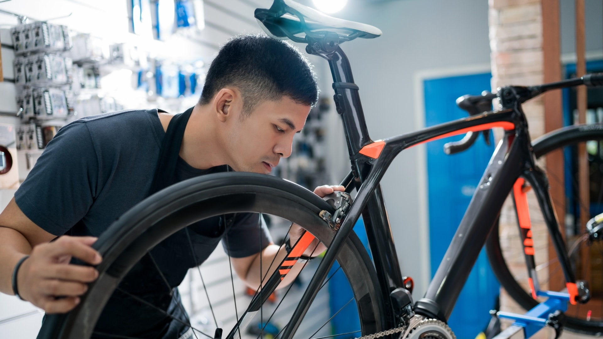 Fietsenmakers moeten lang wachten op hun reserveonderdelen of krijgen ze zelfs helemaal niet geleverd als gevolg van de lockdowns. Foto: Shutterstock