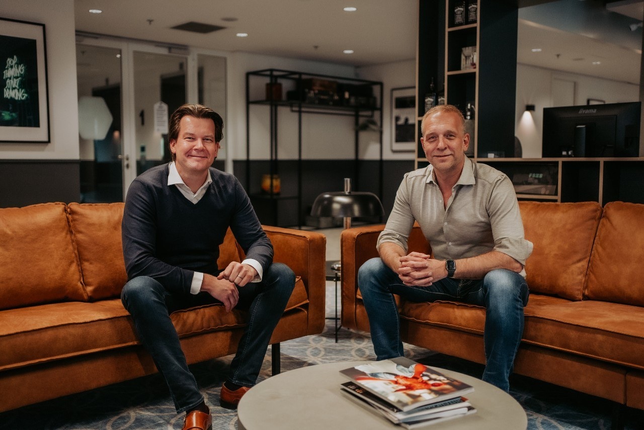 Marco den Ouden, ceo Datlinq (links) en Jeroen ten Haave, CEO Roamler. Foto: Roamler.