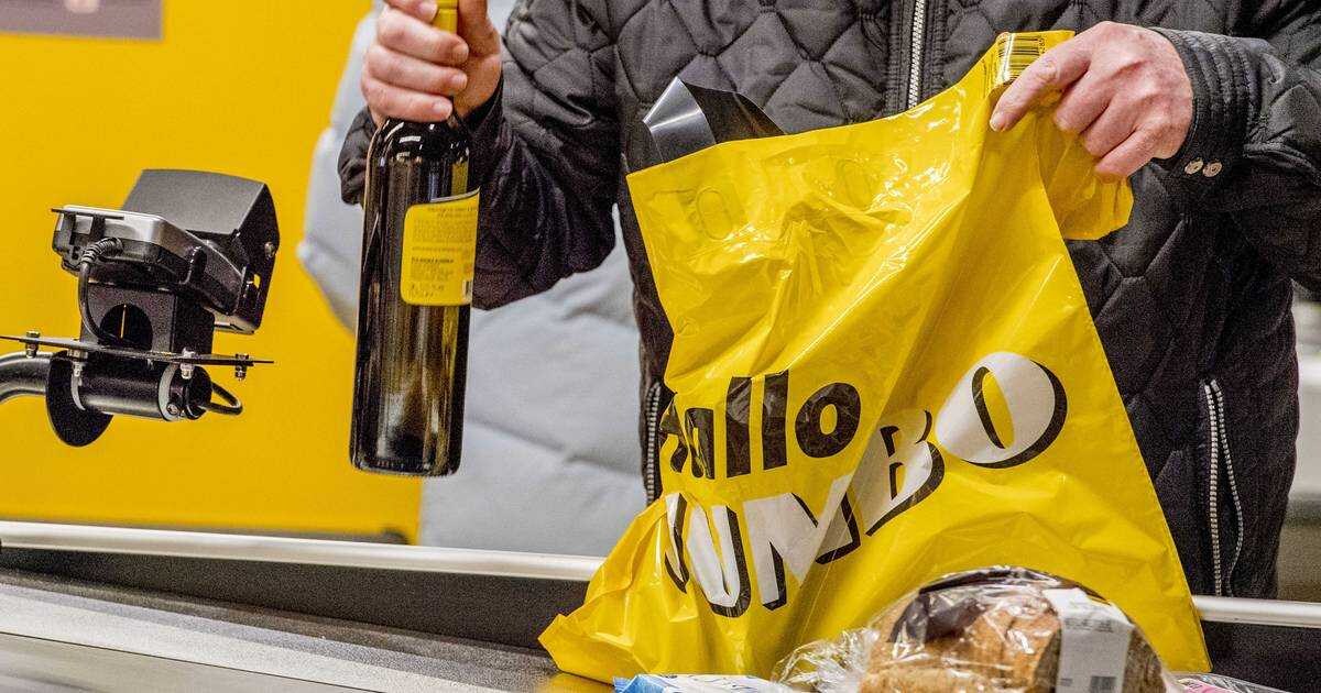 Nieuwe sluitingstijd bij veel supermarkten, maar de eindklok voor de alcoholverkoop blijft op 20.00 uur. Foto: ANP.