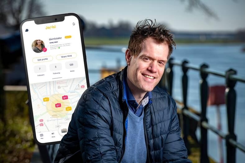 Ilja Vinzenz met op achtergrond een preview van de app Joolsi. Foto: Jeroen Jazet / Inzet Joolsi