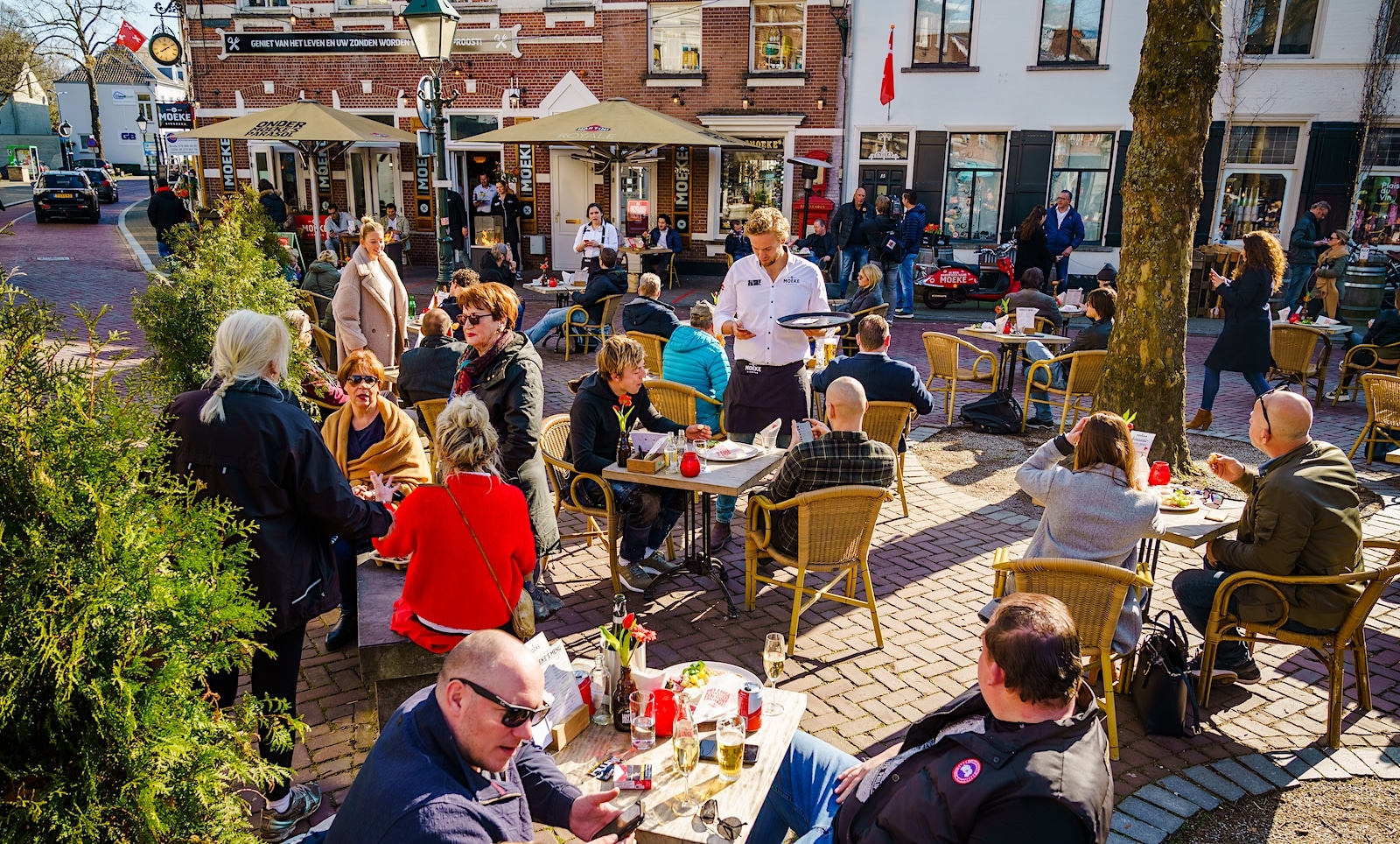 Met een twee keer zo groot terras kunnen horeca-ondernemers volgens KHN verantwoord tot eenzelfde aantal bezoekers komen als normaal. Foto: ANP