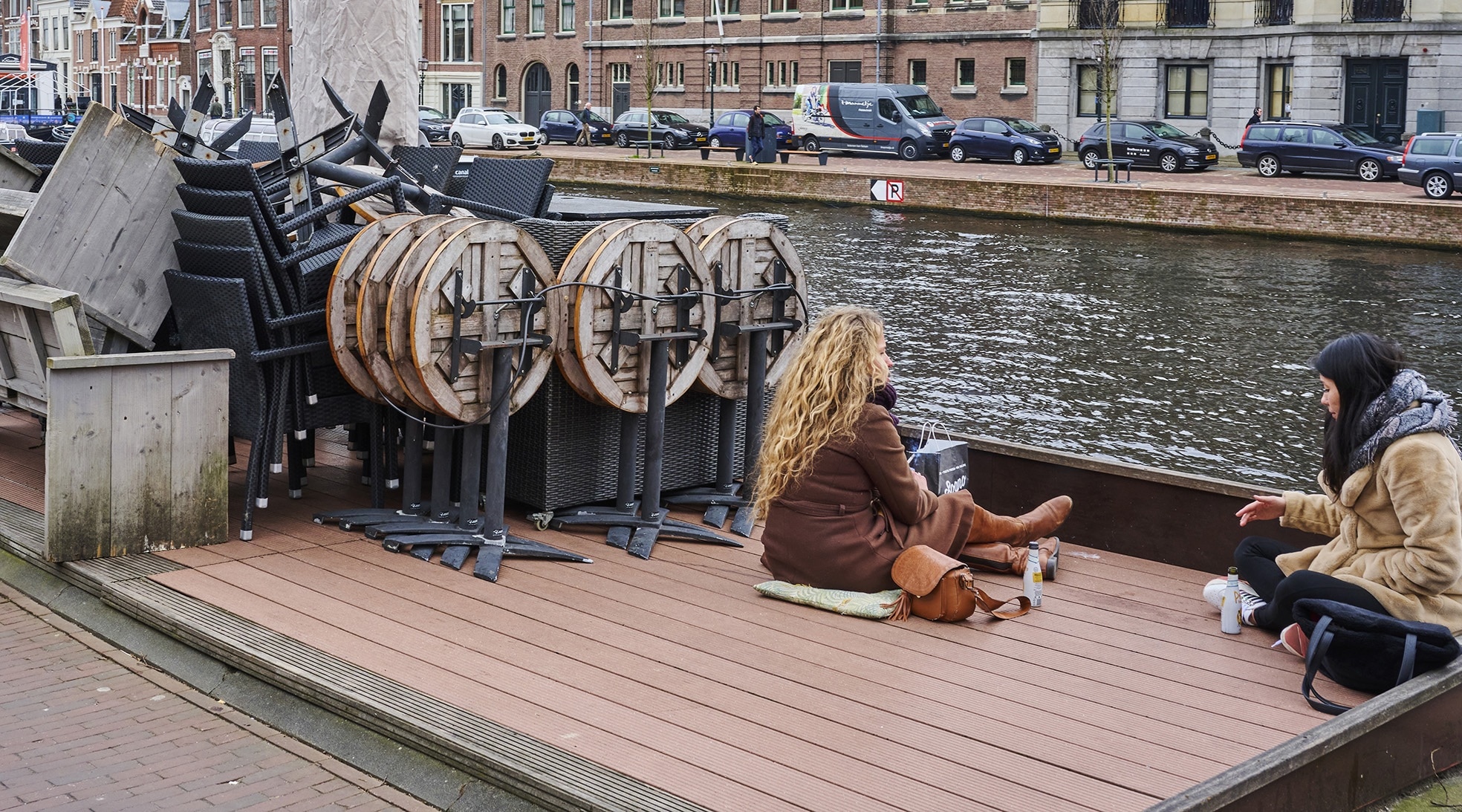 De frustratie van veel horecaondernemers in beeld: naast het gesloten terras in Haarlem zitten twee vrouwen te picknicken. Afbeelding ter illustratie, personen komen niet terug in het artikel.