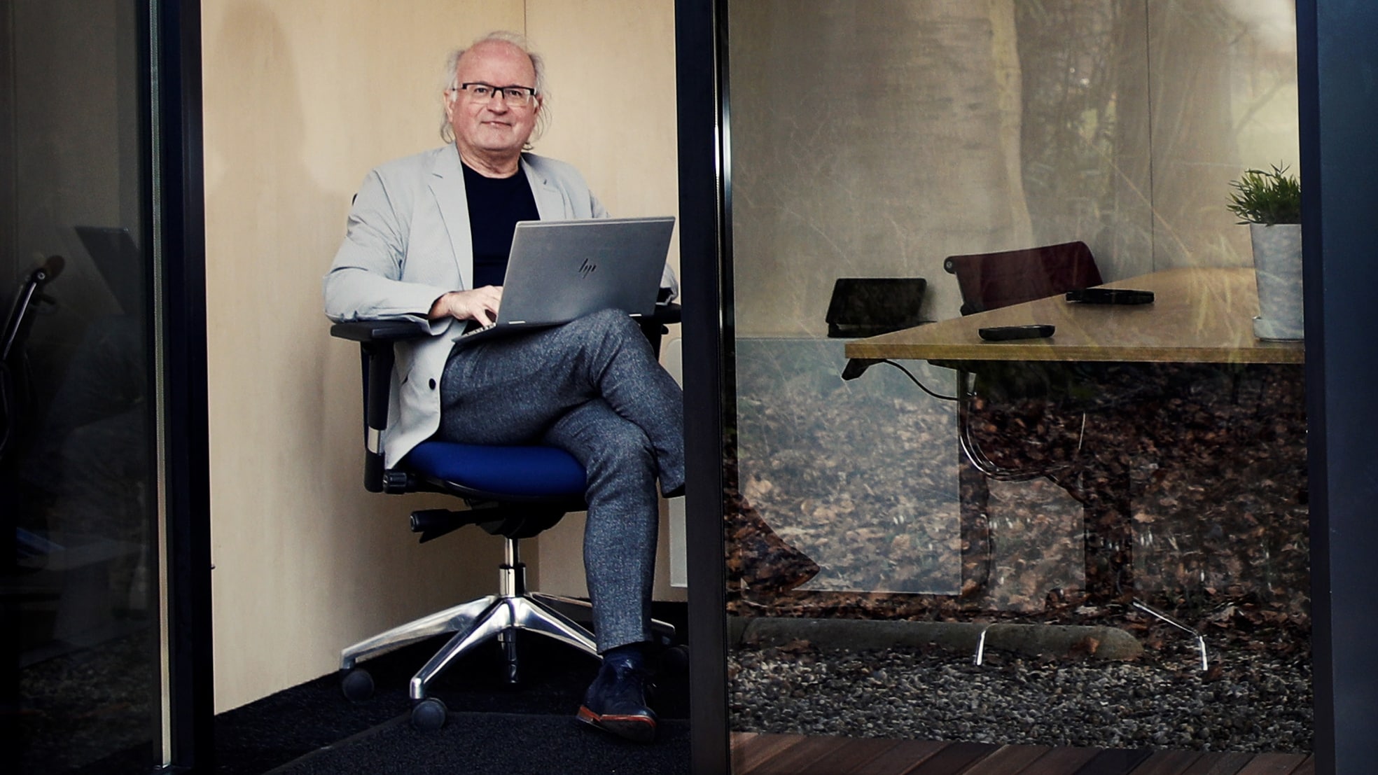 Industrieel ontwerper Mathijs van Dijk in het tuinkantoor 'Zaak'. Foto: Ruud Voest