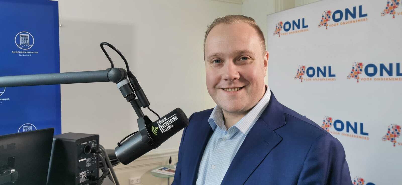 Foto: Thierry Aartsen in de radio-studio van Ondernemershuis Den Haag.