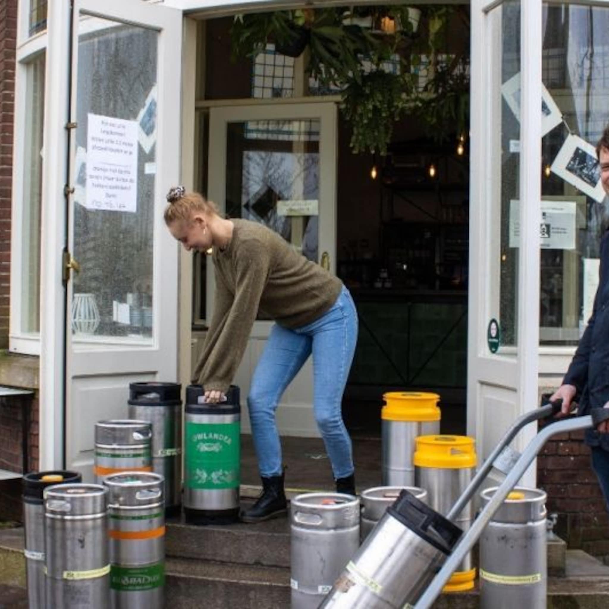 frederik kampman lowlander brouwt van overtollig bier een jenever