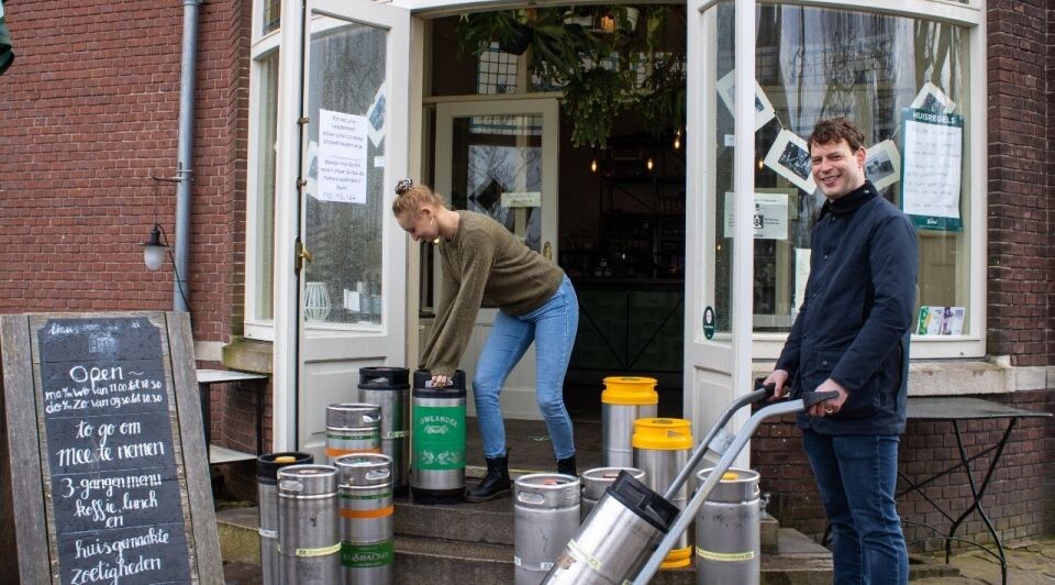 Oprichter van Lowlander Frederik Kampman haalt fusten met bier op waarvan de Ten minste Houdbaar Tot-datum is overschreden en brouwt van de inhoud jenever. Foto: Lowlander