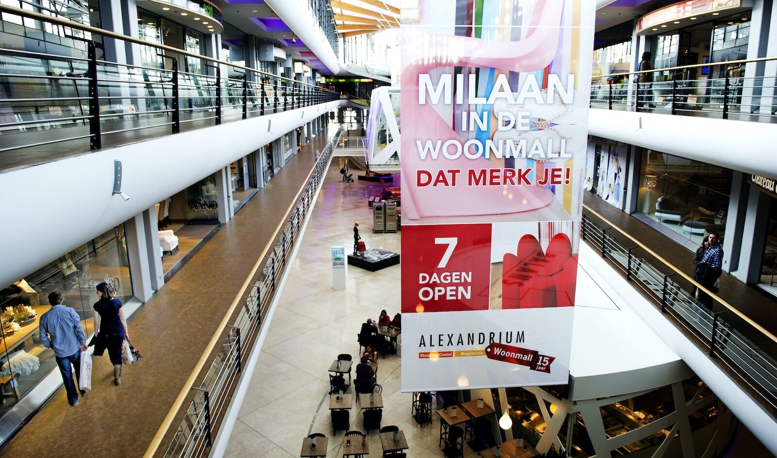 Grote winkelketens mogen vanaf dinsdag maximaal vijftig klanten tegelijkertijd in hun winkels toelaten. Foto: ANP