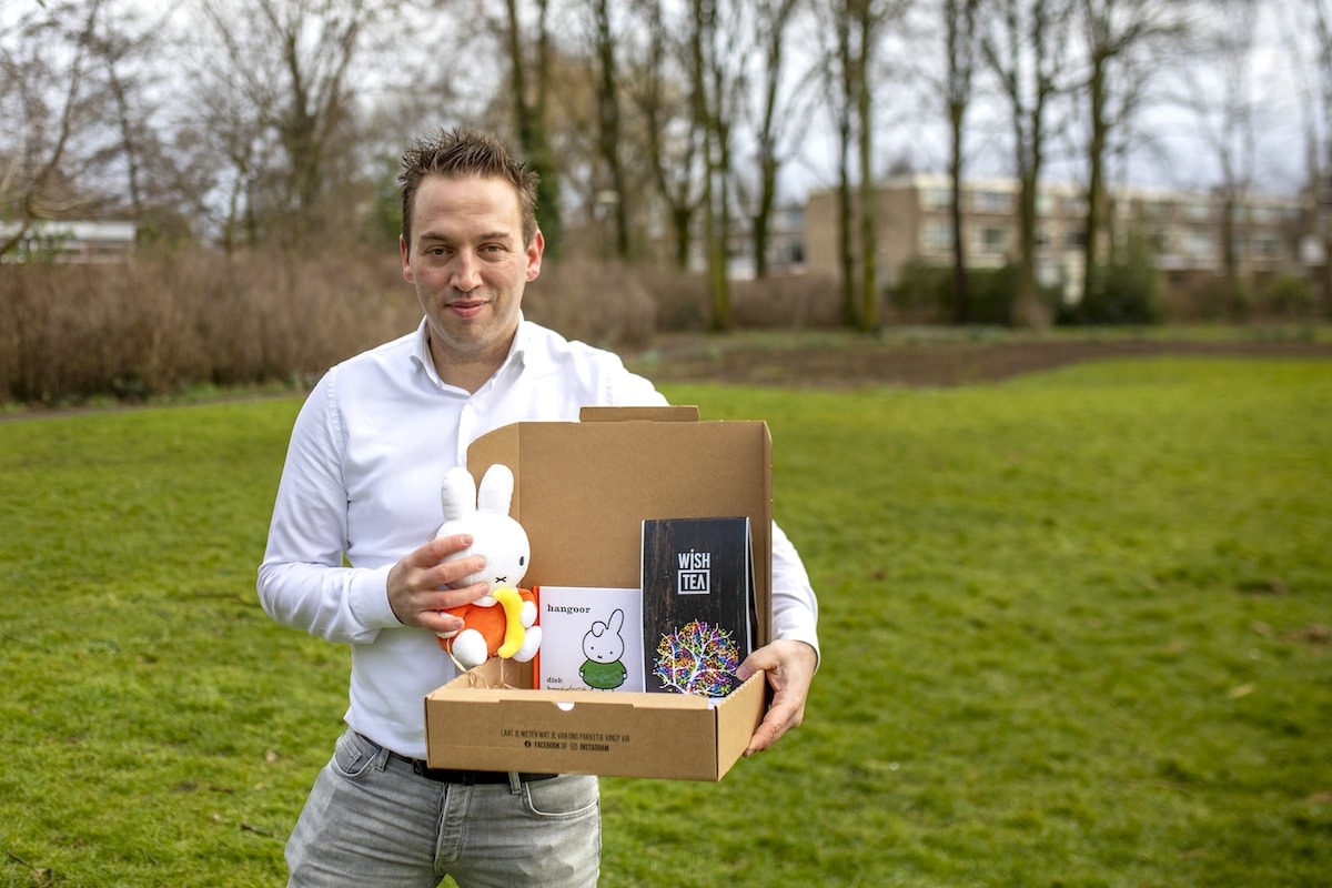 Victor Wagemakers met een Nijntje-pakket voor basisschoolkinderen. Foto: Wish Tea