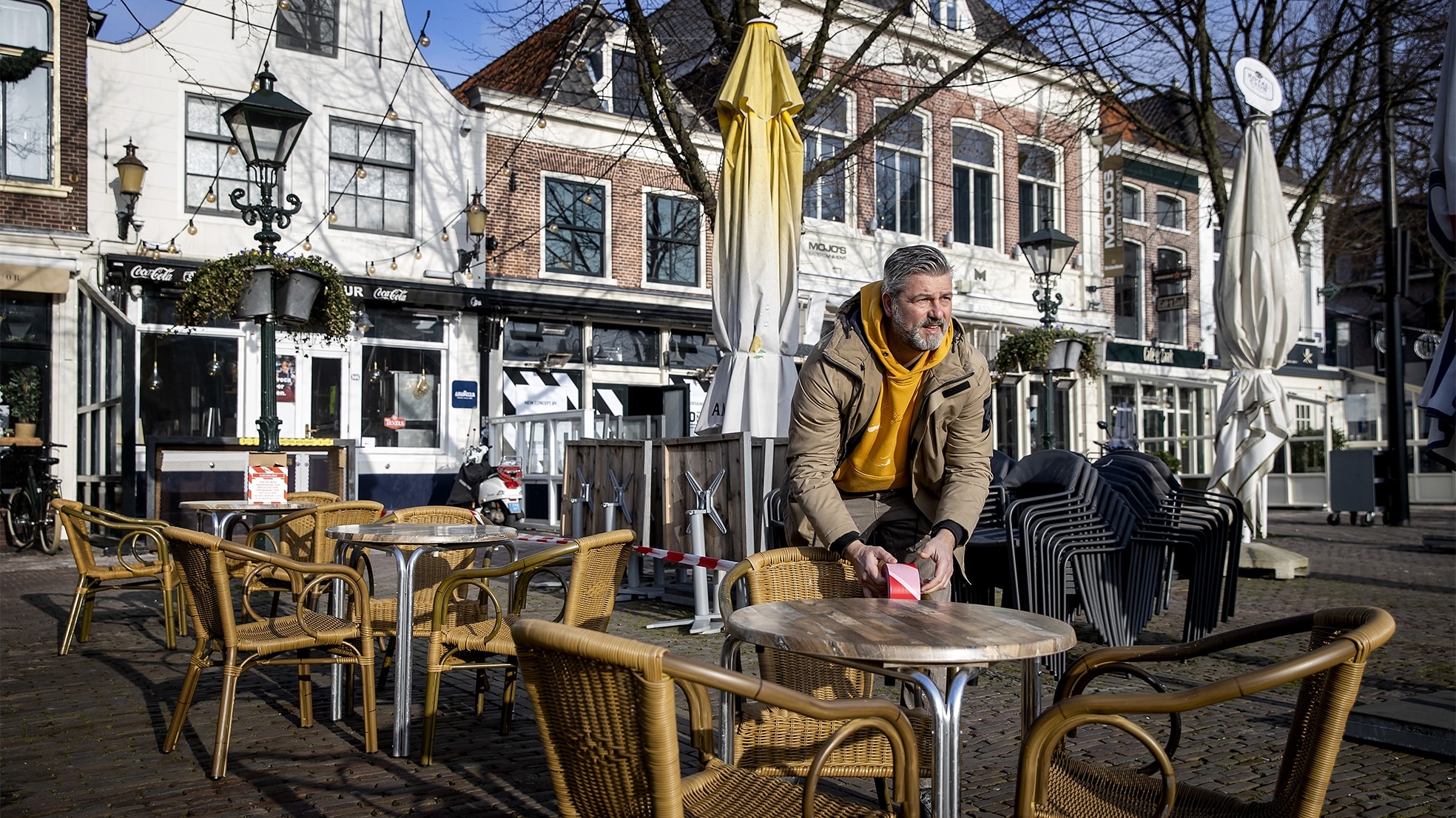Een leeg terras in de binnenstad van Alkmaar. Foto: ANP