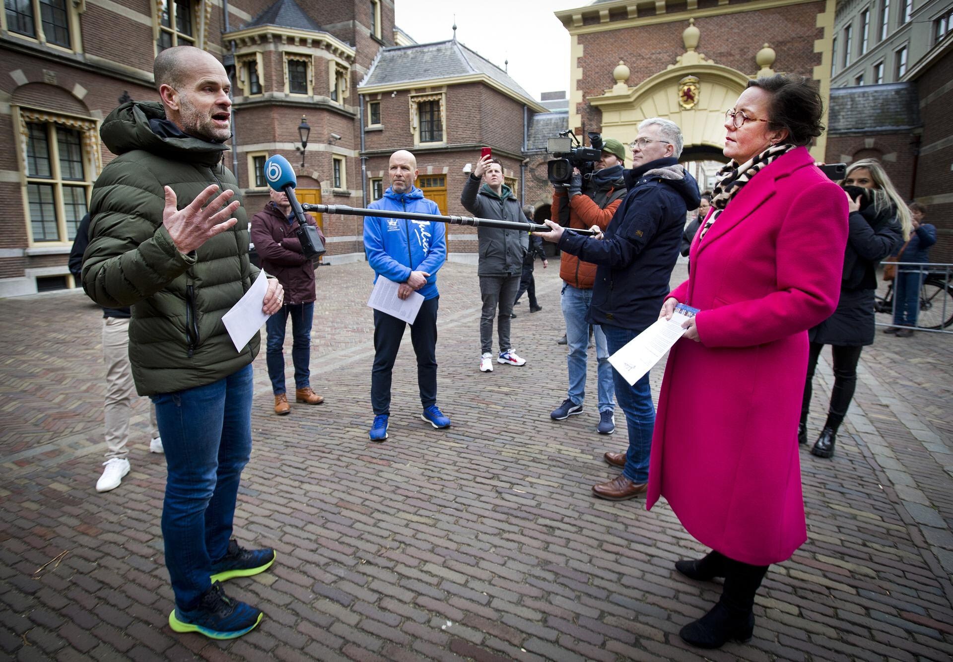 Oud-schaatser Erben Wennemars overhandigde de brandbrief op het Binnenhof. Foto's: Anko Stoffels