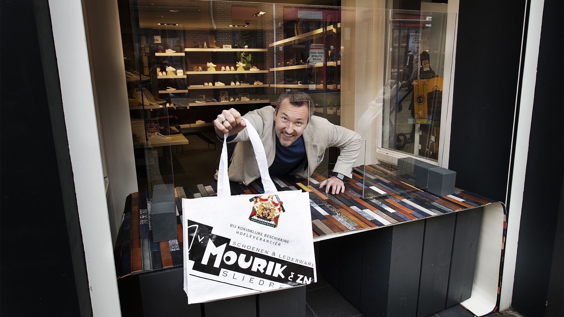 Ondernemer Jeffrey van Mourik in zijn schoenenzaak.